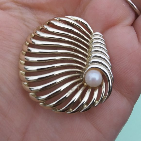 Vintage Marboux gold tone faux pearl brooch - Picture 4 of 16
